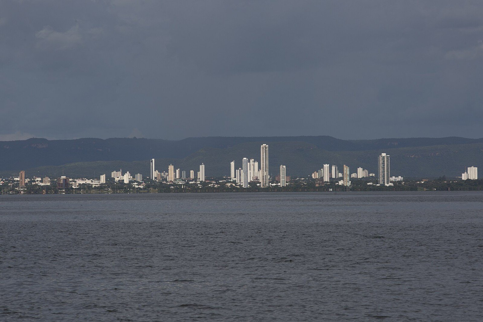 Palmas e a orla do lago, Tocantins