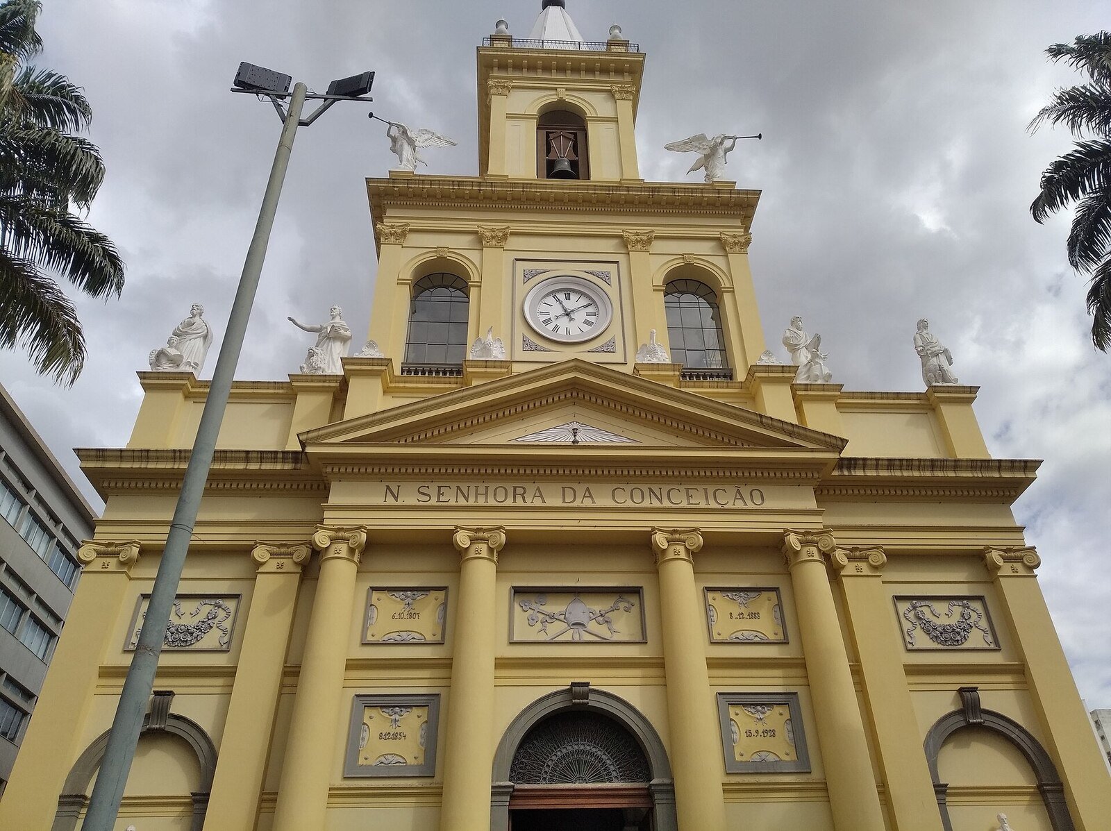Fachada externa da Catedral Metropolitana de Campinas, vista da praça no centro da cidade.