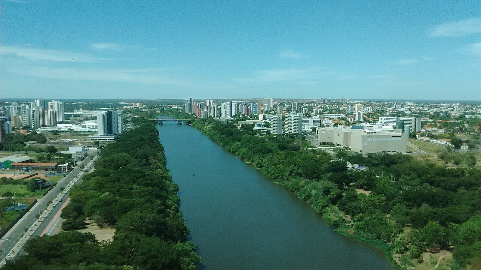 Rio Poti e paisagem urbana de Teresina vistos do mirante da Ponte Estaiada, Piauí