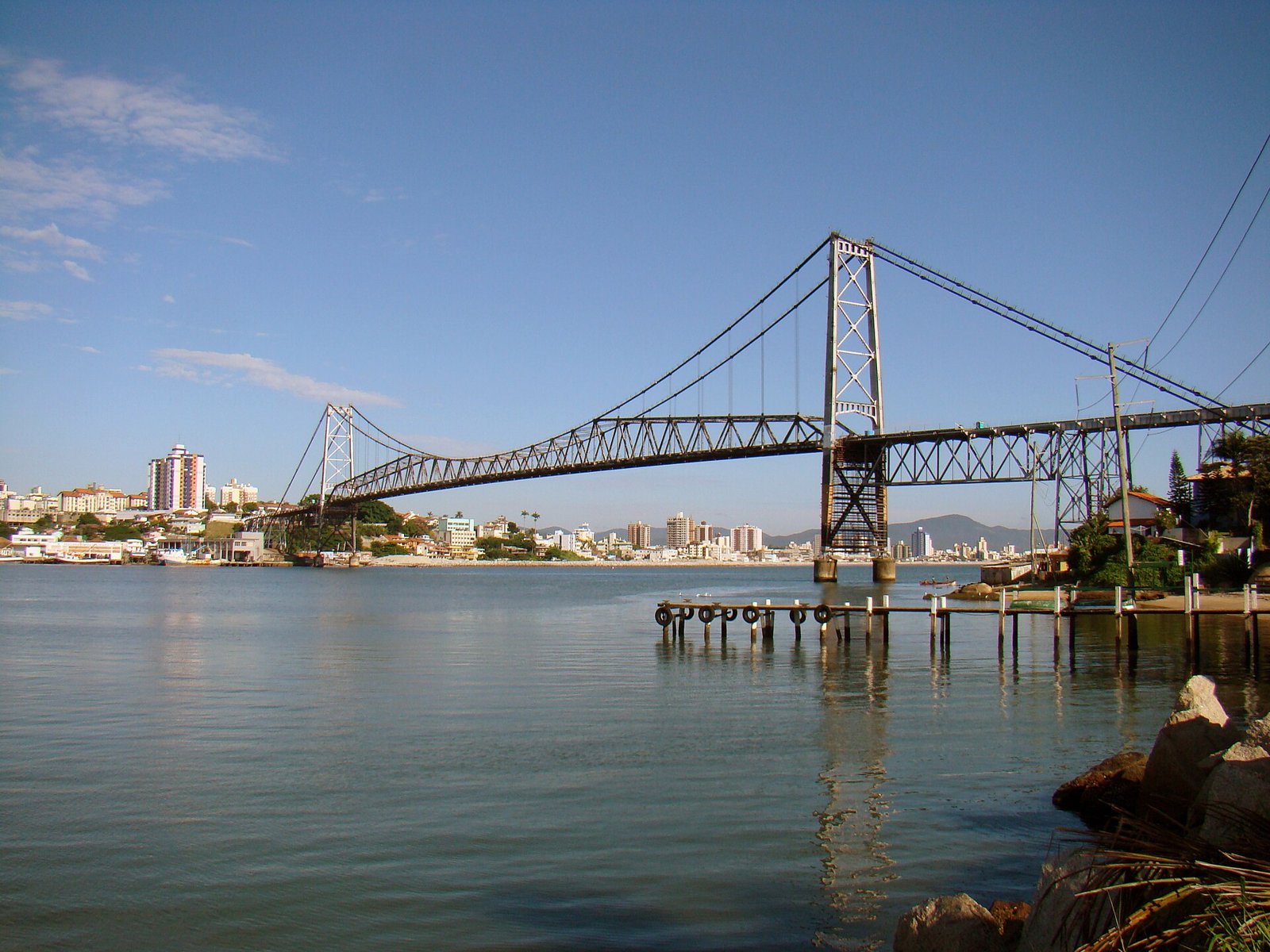 Ponte Hercílio Luz sobre a baía de Florianópolis, cartão-postal da cidade.